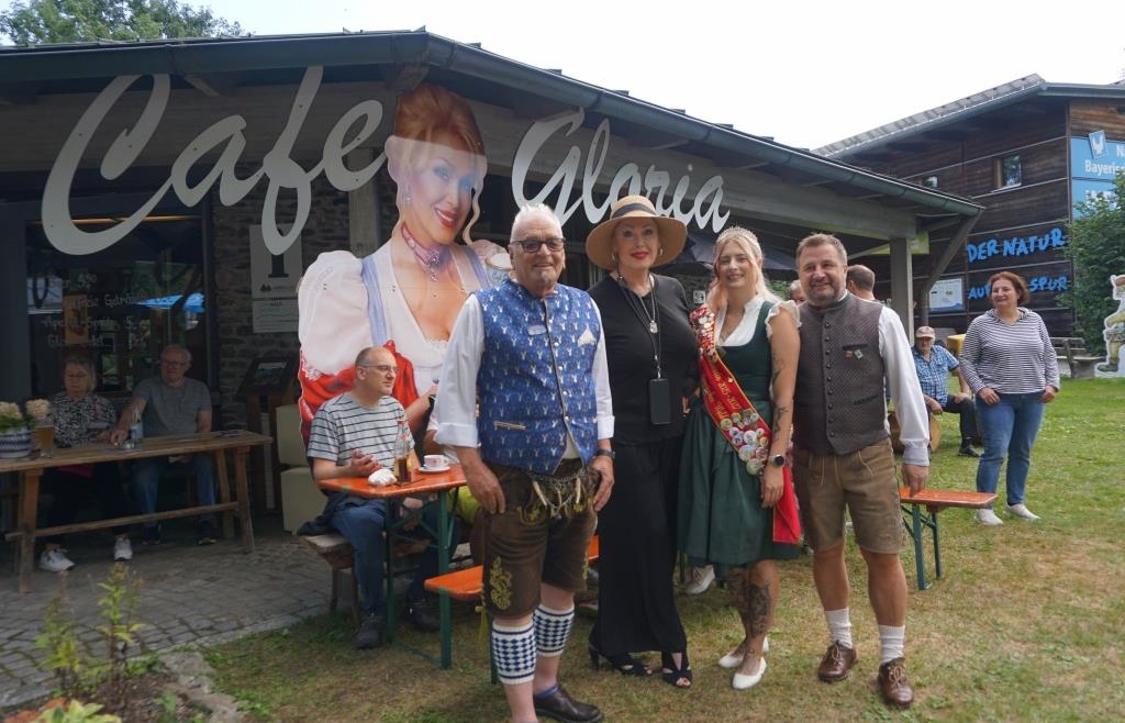 Gloria Gray participated in the Zwiesel White Sausage Equator Festival