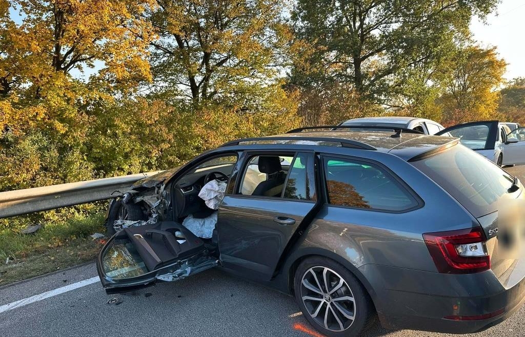 Kollision auf der B12 bei Kirchdorf – 74-Jähriger aus Mühldorf verletzt
