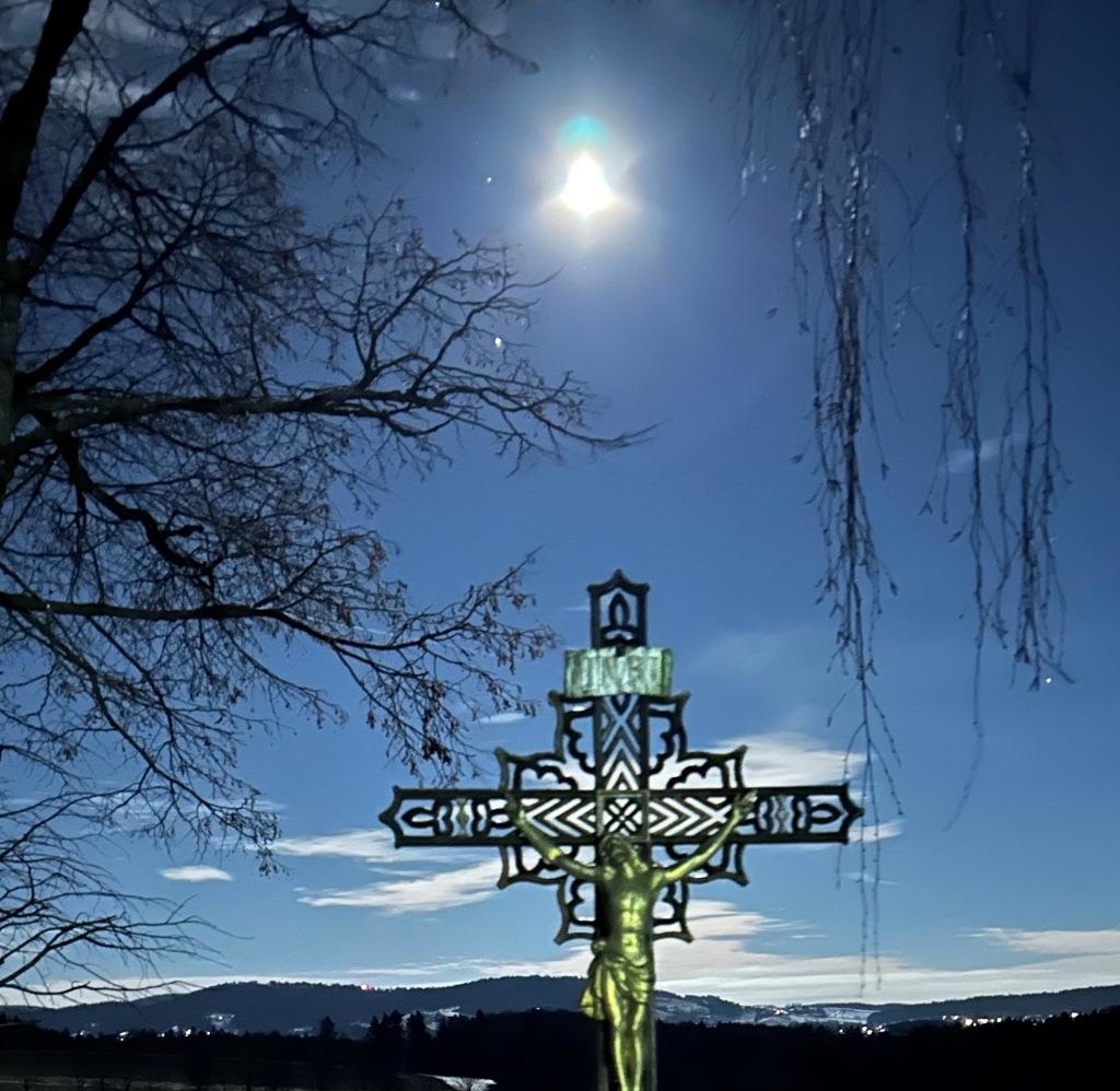 Himmel leuchtet und schimmert in schwarz-blau, wenn der Wolfsmond aufzieht