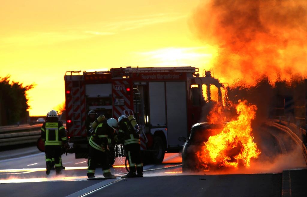 100.000 Euro Schaden Auto brennt auf A94 im Kreis Mühldorf aus