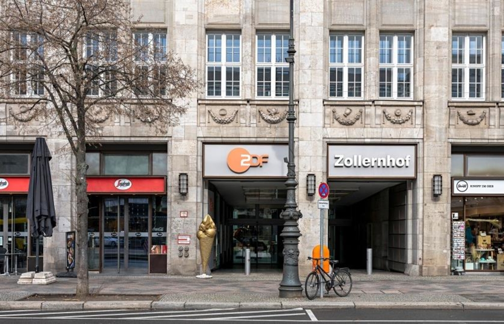 Palestinian activists storm ZDF capital studio – children's cries from ...