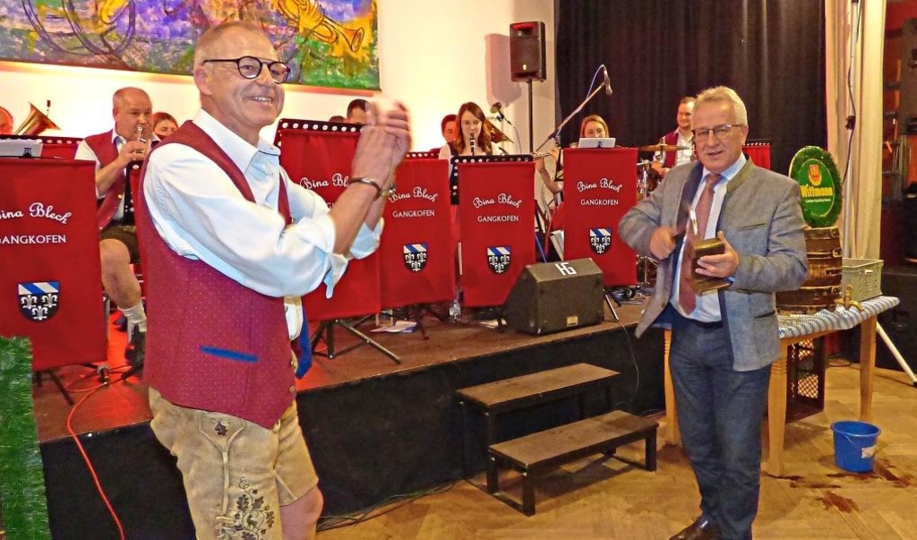 Belebter Marktplatz und ein Baumarkt: Himmlischer Traum vom perfekten ... Belebter Marktplatz und ein Baumarkt: Himmlischer Traum vom perfekten ...