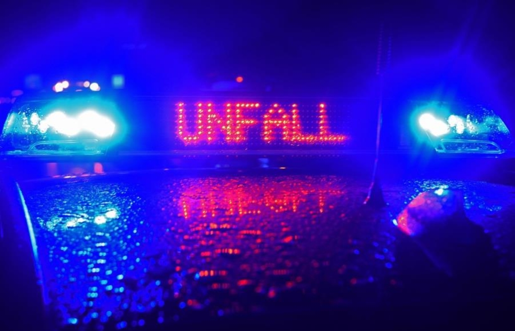 Serious accident near Eching: Driver (19) thrown from window