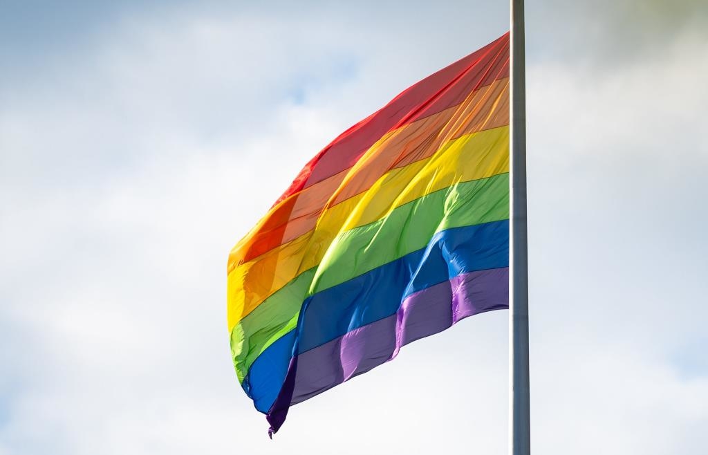 Unbekannter klaut in Eggenfelden Deutschlandfahne – und tauscht sie mit einer Regenbogenfahne aus
