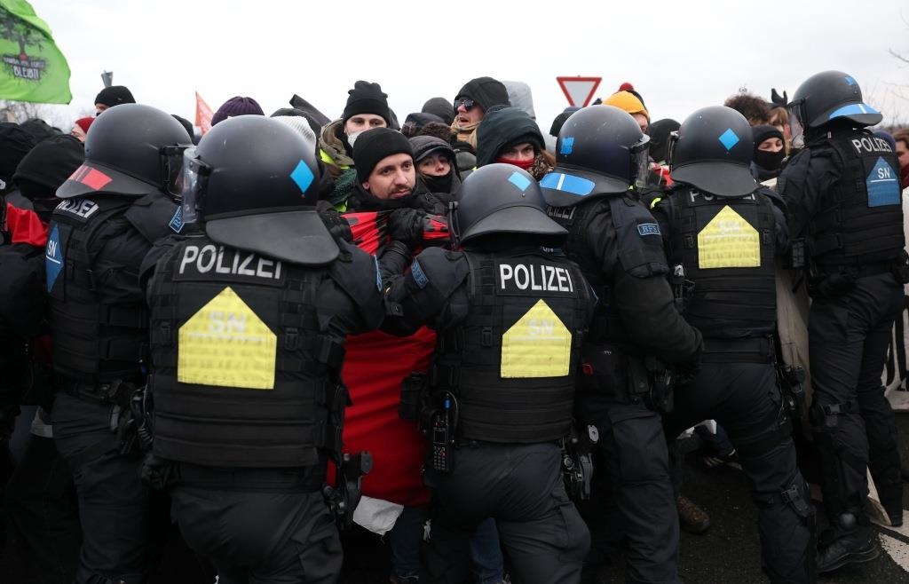 Proteste gegen AfD-Parteitag: Sechs Polizisten verletzt – Linke ...