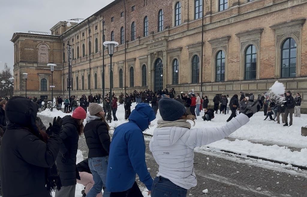 Polizei zeigt Veranstalter der Schneeballschlacht in München an – das ...