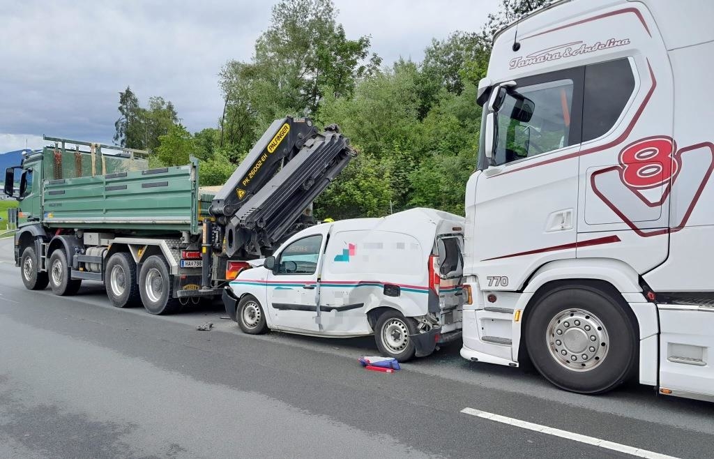 Groep Laster Laster schiebt Transporter auf anderen Laster auf