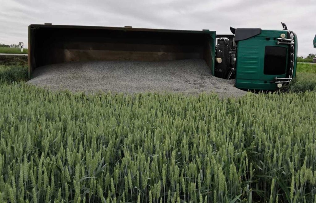 Sattelzug im Straßengraben bei Stephansposching: Lkw-Fahrer leicht verletzt Sattelzug im Straßengraben bei Stephansposching: Lkw-Fahrer leicht verletzt