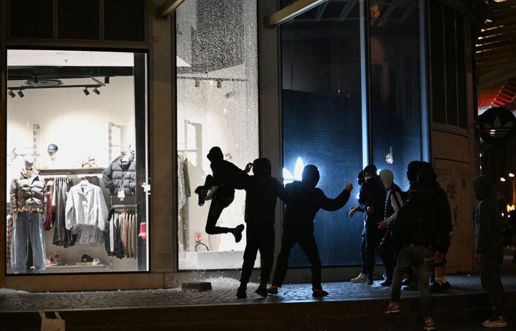 Due to Riots: Foreign Ministry Advises Caution When Traveling to France