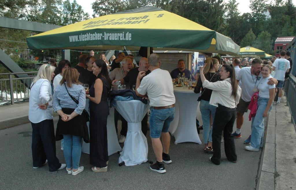 Regenbrücke in Viechtach wird zur Partymeile: Hunderte Besucher bei Bergwacht-Weinfest