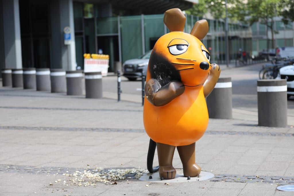 „Stück Kindheit“ angegriffen: Unbekannte setzen Maus vor dem WDR in Köln ...
