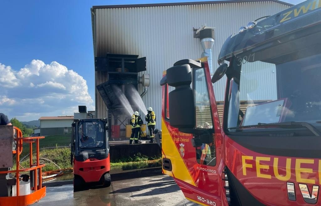 Extraction system in flames: Fire in Zwiesel industrial area triggers ...