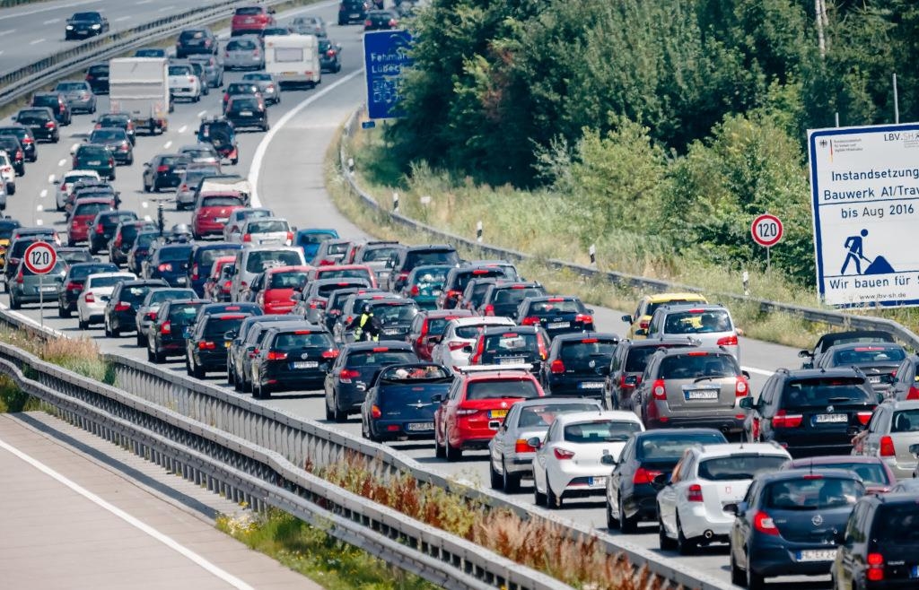 Wann darf ich rechts überholen? Autobahnmythen im Faktencheck