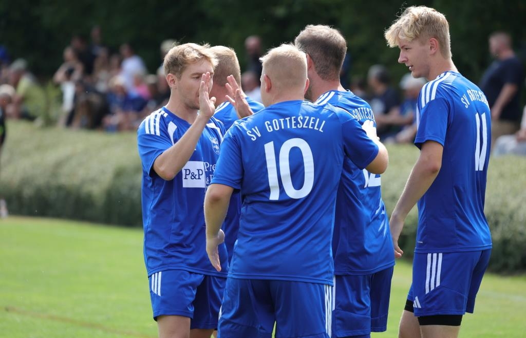 Prachtkulisse in der A-Klasse Viechtach: 400 Fans sehen Gotteszeller 3:1-Derbysieg gegen Achslach – SG Neukirchen lässt Federn