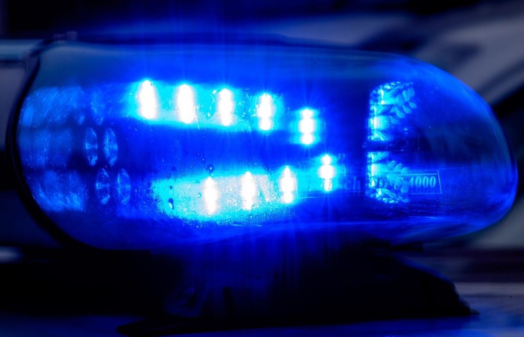Betrunkener schlägt in Deggendorf auf Rettungskräfte und Polizisten ein