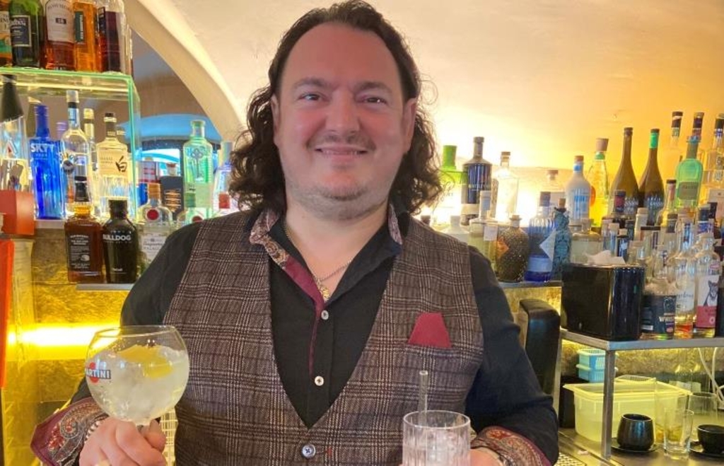 Wie trinkt man Gin richtig? Passauer Bar-Chef Hubert Scheungraber klärt ...