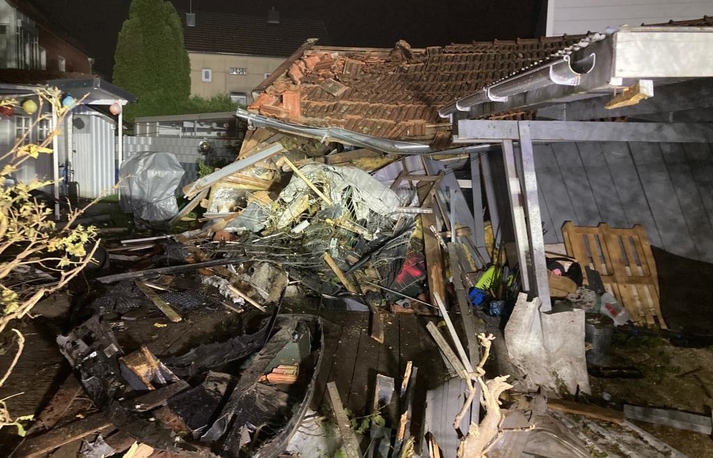 Auto zerstört Hausanbau: Neue Details zu wildem Unfall in Rottal-Inn