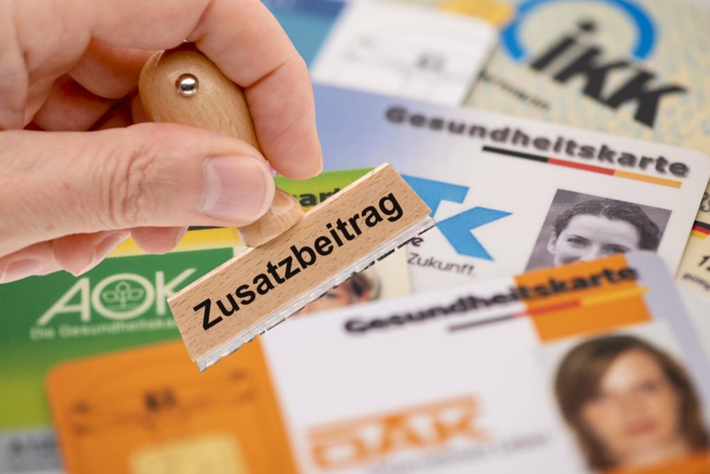  2026 steigen die Krankenkassenbeiträge wohl – So viel Geld macht das je Motiv 