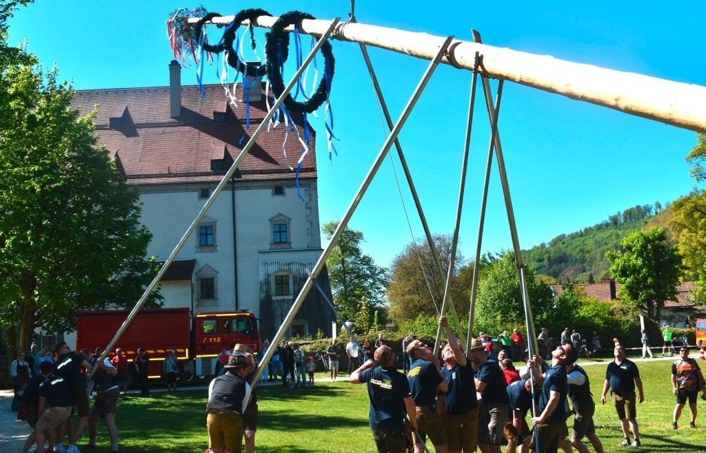 Auf den großen Maibaumklau folgt die große Maibaumschau: Prächtiges Fest im Obernzeller Schlossgarten