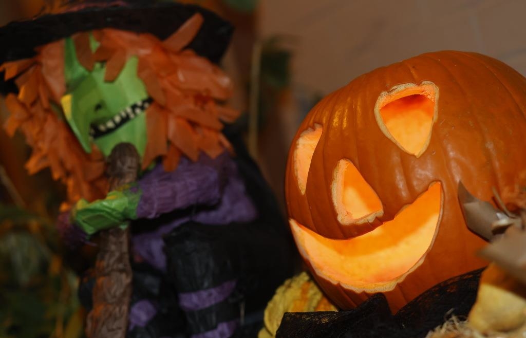 Halloween-Banner „A Baby Is Brewing“ – Glitzernd, Vorbespannt, Für Babyparty & Geschlechtsoffenbarung