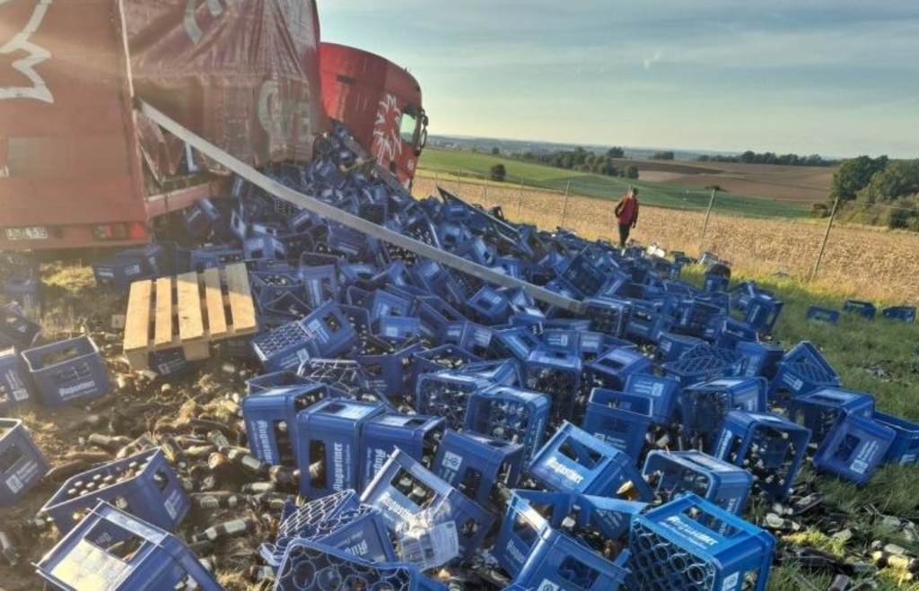Bierlaster verliert Ladung: 1440 Kisten Augustiner auf der A8 verteilt