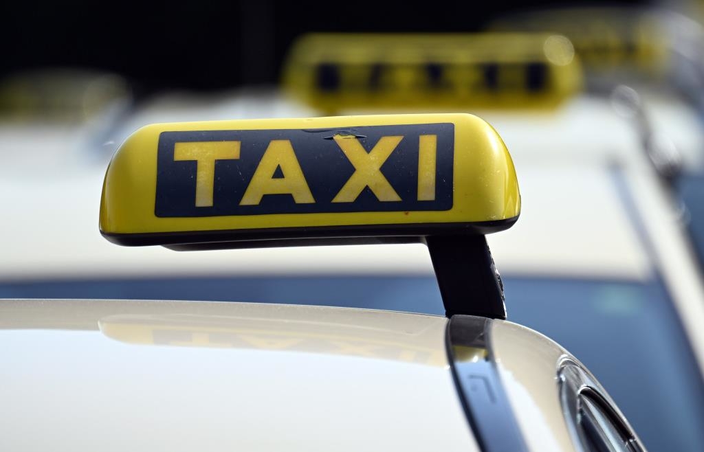 Fahrgast bedroht Taxi-Fahrer in Kirchdorf – und läuft dann ohne zu zahlen ...