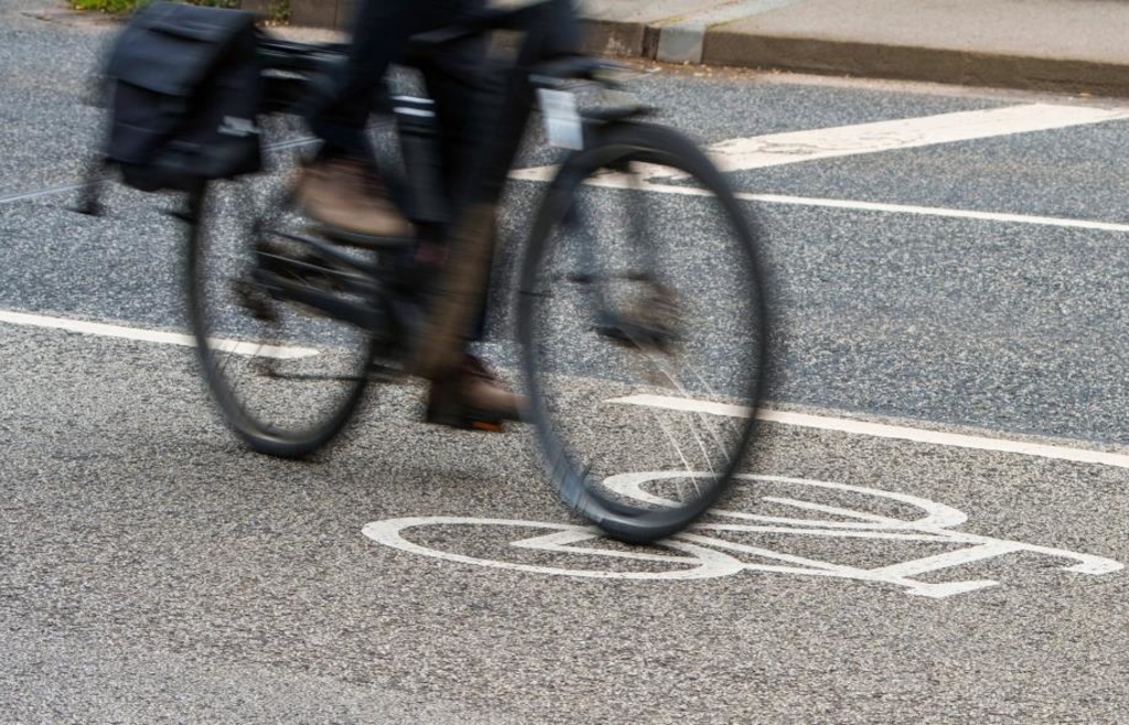 Sun blinds cyclist (7) in Otzing - | Boy crashes into parked truck