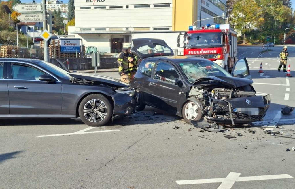 Bei Rot über die Ampel gefahren: Zwei Verletzte nach Verkehrsunfall in ...