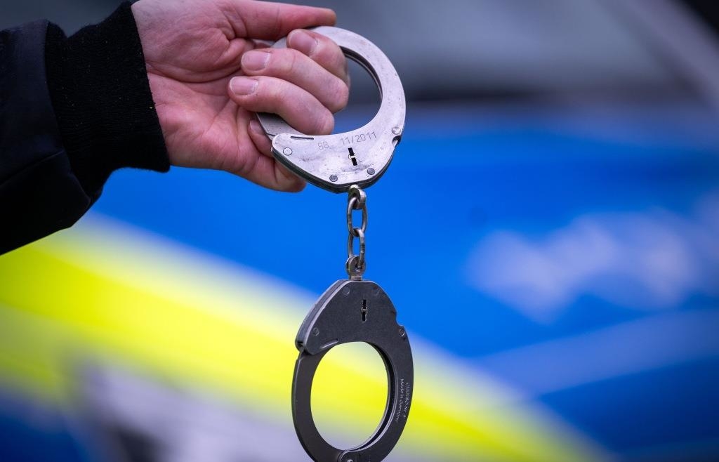 Woman pulls emergency brake: Man sexually harasses 42-year-old on train ...