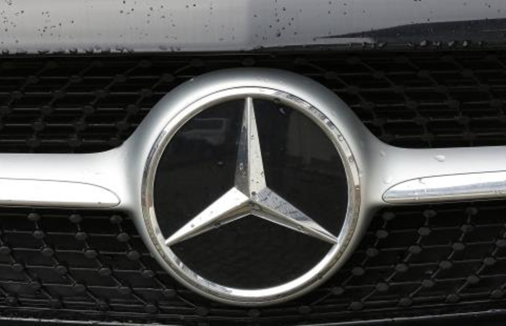 Autotransporter brennt auf A8 bei Irschenberg: Sechs neue Mercedes ...