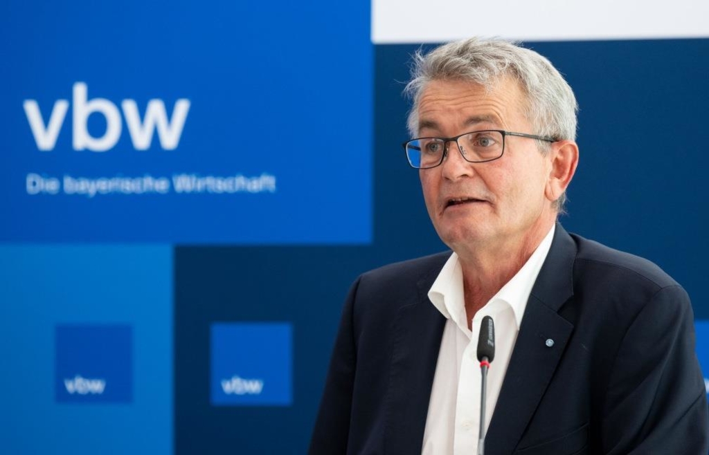 Bavarian companies are moving abroad - | Vbw CEO Brossardt: