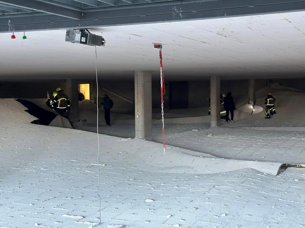 Deckenteile von Tiefgarage stürzen auf Parkfläche