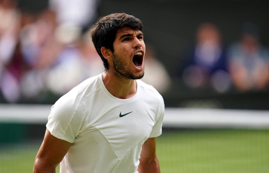 Spanier Alcaraz siegt in Wimbledon und verhindert DjokovicRekorde