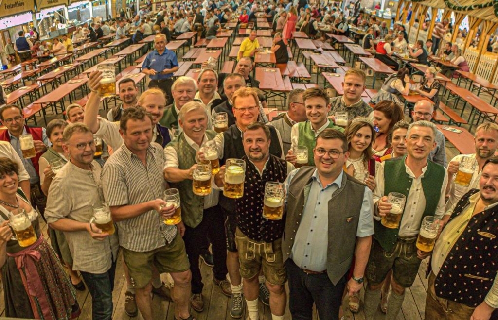 Die Nachbarn feiern mit