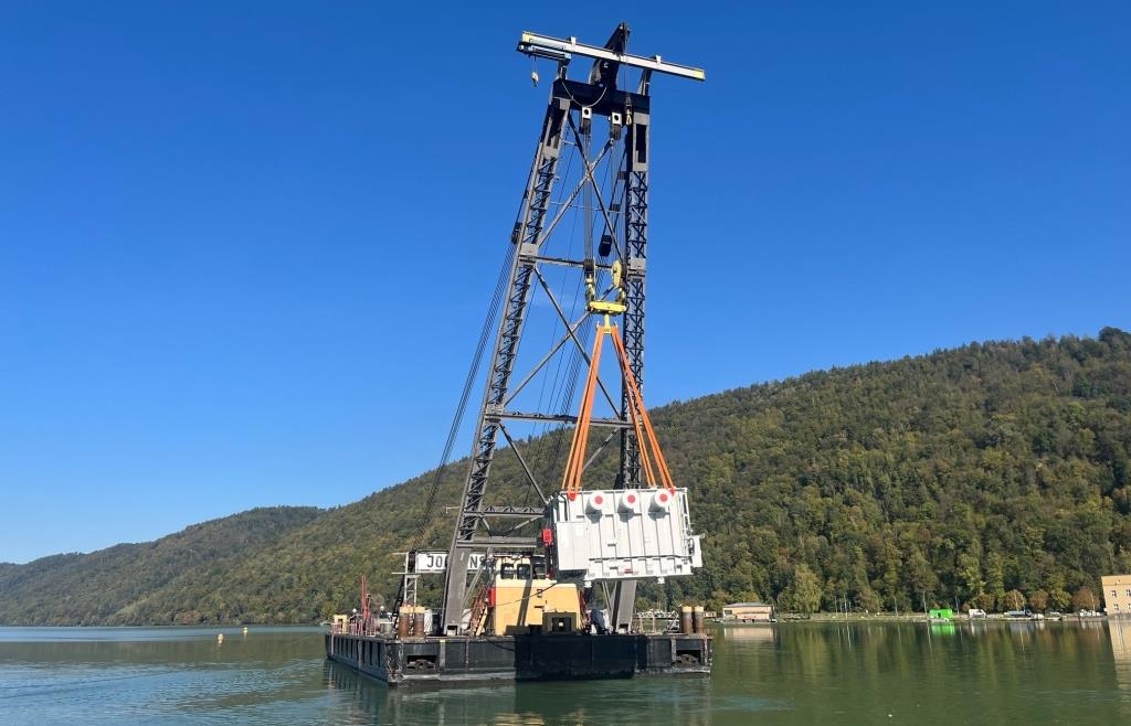 Transported on the Danube: New transformer for the Jochenstein power plant