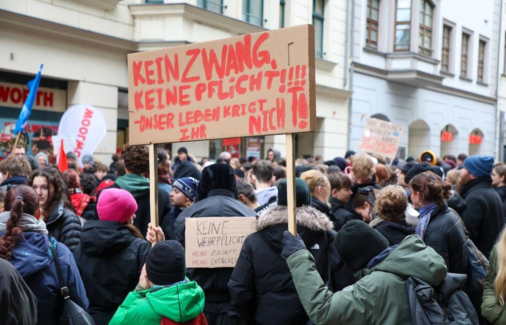 Schüler in Bayern demonstrieren gegen neues Wehrdienstgesetz
