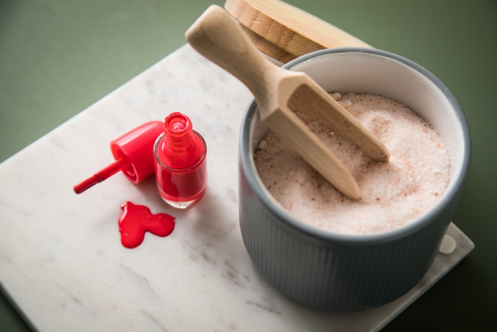 Nagellack verschüttet? Einfach entfernen mit Salz