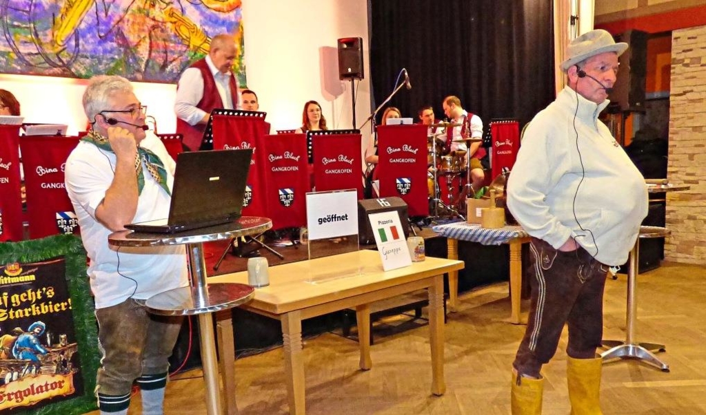 Belebter Marktplatz und ein Baumarkt: Himmlischer Traum vom perfekten ...