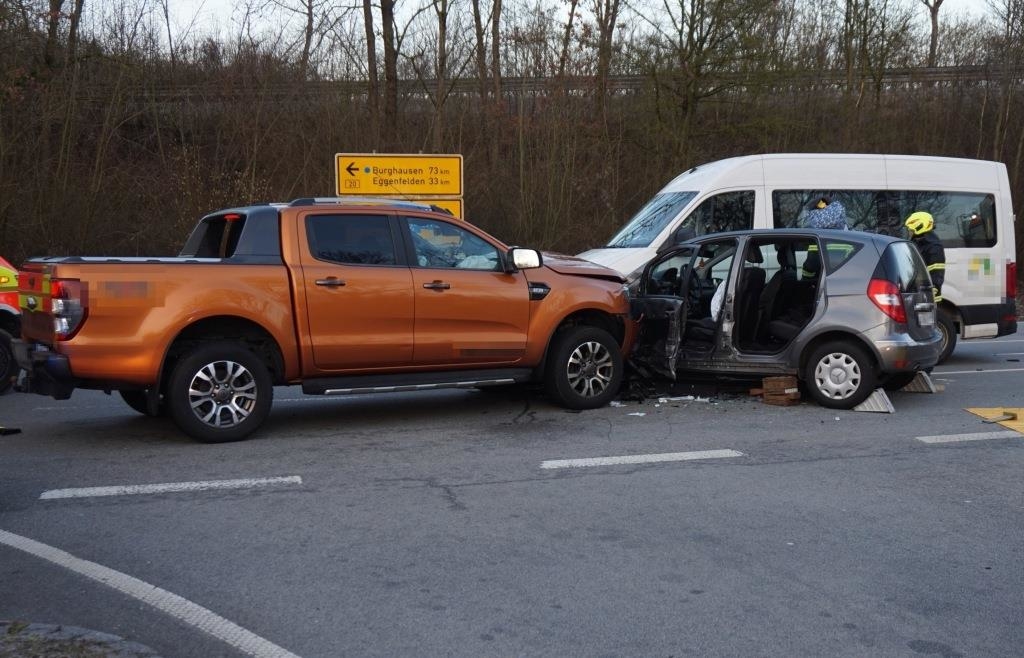 Bärlin Döner Landau Unfall auf der B20 bei Landau: Fahrer (62) im Auto eingeklemmt – zwei