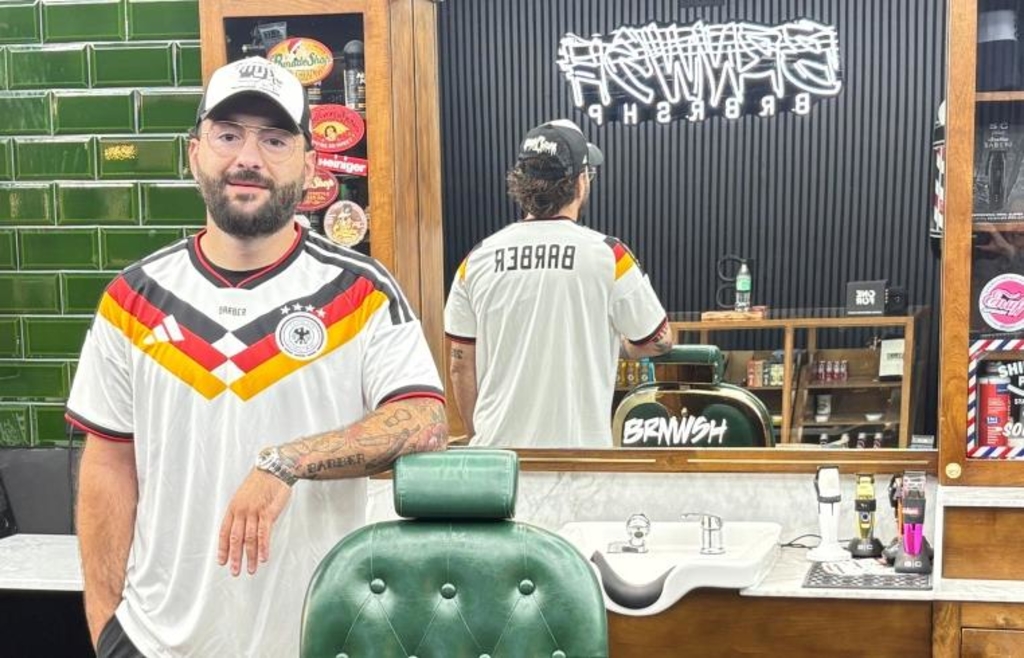 Der Deggendorfer Barber Salih Baris macht den Fußballstars während der WM ...