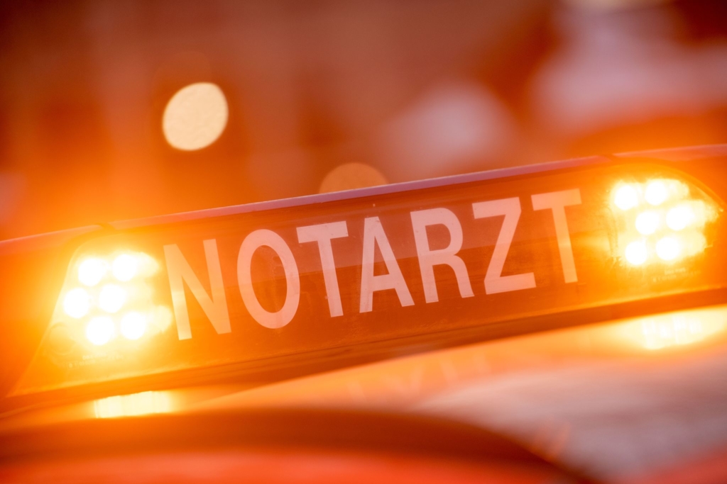 Golf-Cart kippt in Kurve um - drei Verletzte