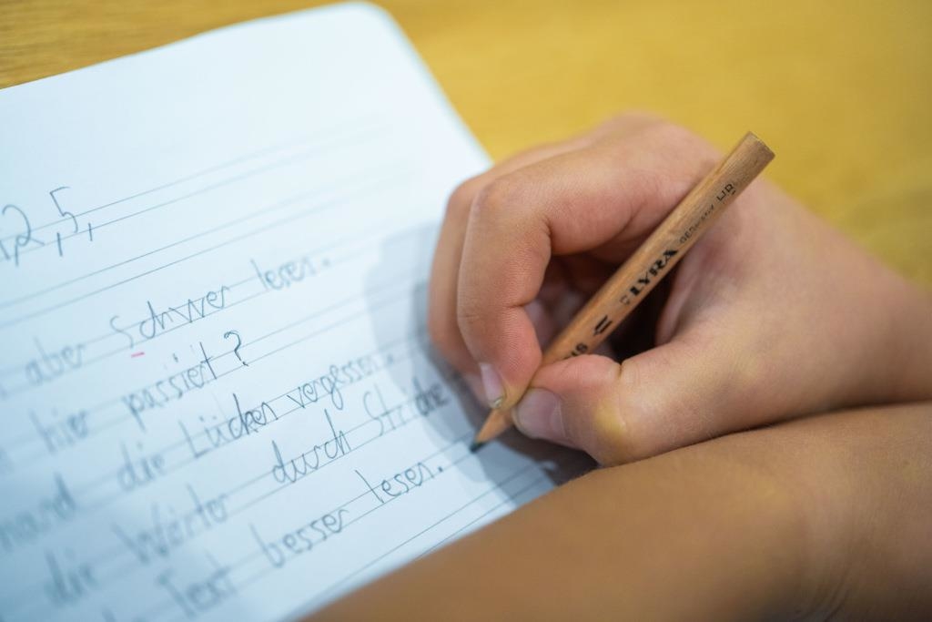 Goodbye cursive? 43 Bavarian elementary schools test its usefulness.