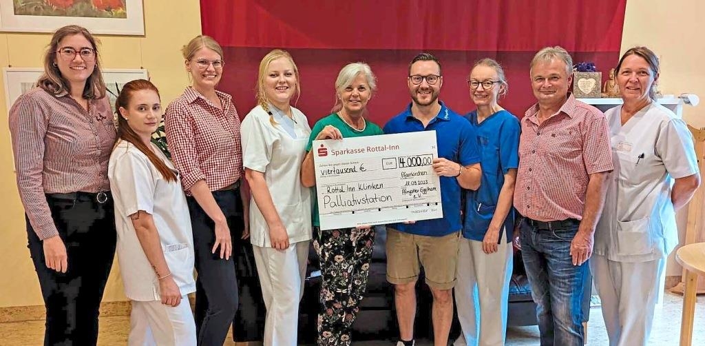 Pfingstler und Goaßlschnalzer aus Egglham spenden an Palliativabteilung