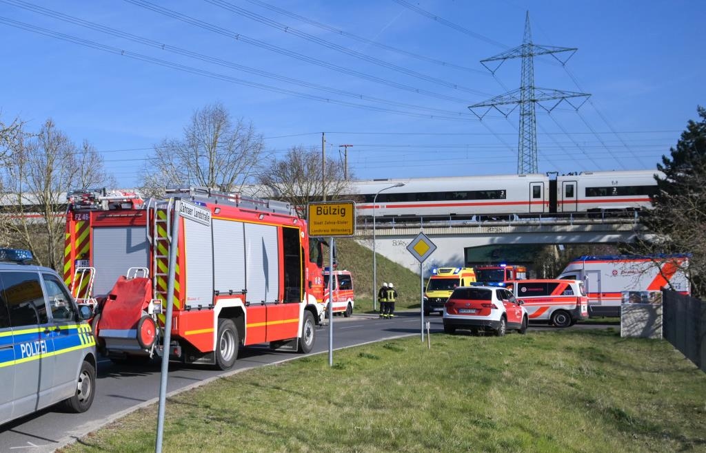 Overhead power line falls on ICE train: Hundreds of passengers stranded - ...