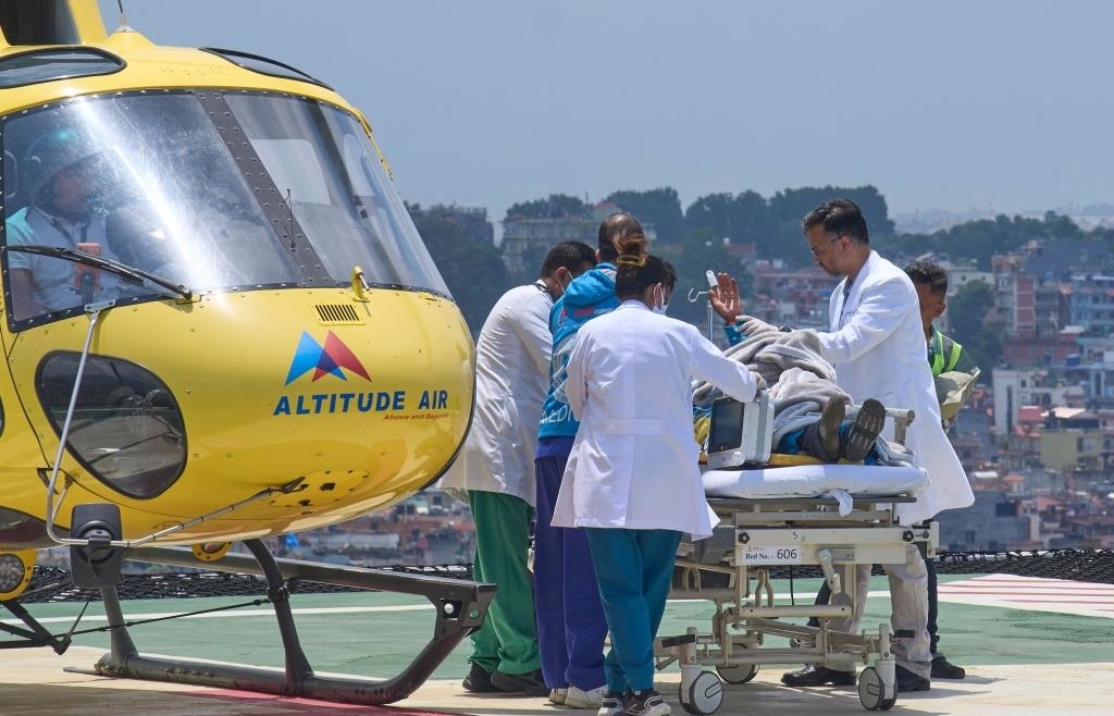Missing mountain guide survives almost a week on Mount Everest