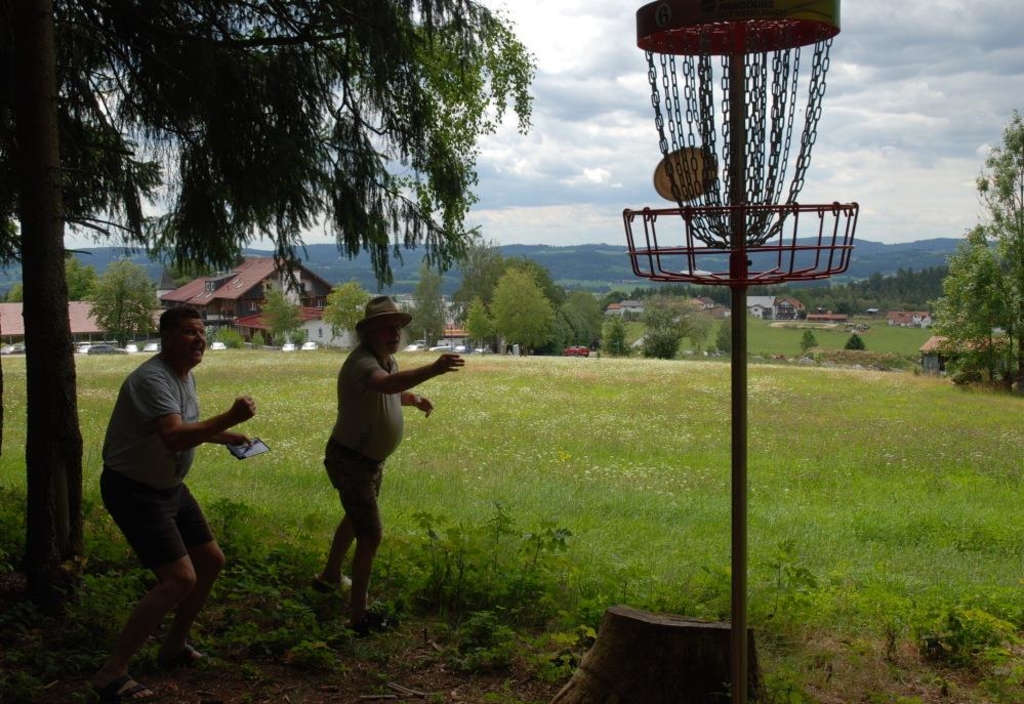 With video: A round of disc golf in Neureichenau - | the trendy sport from ...