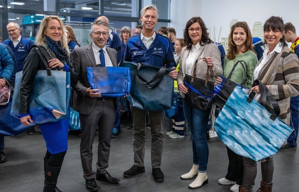 Aus Werbeplanen von BMW werden stylische Taschen