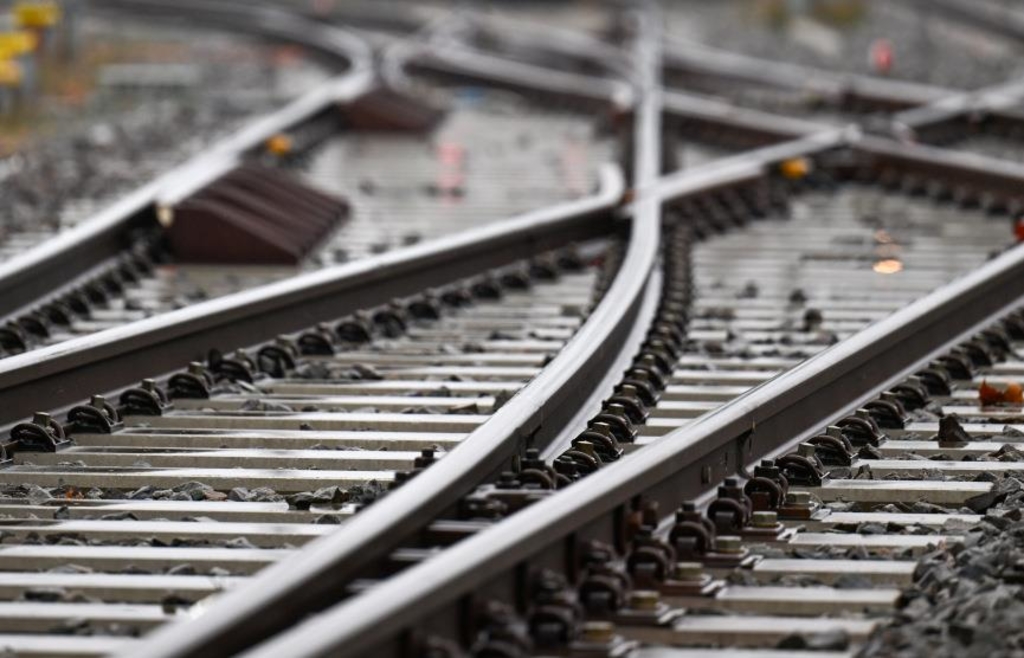 Betrunkener Autofahrer bleibt in Passau auf Bahngleis stecken und lässt ...