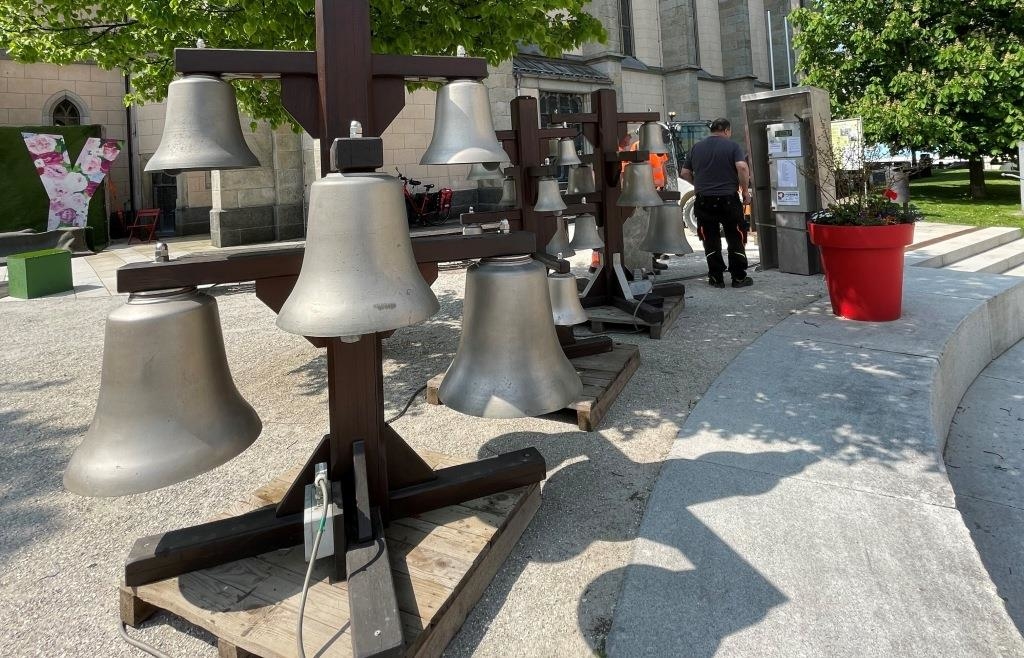 Video Mannshohes Glockenspiel in Freyung eingetroffen Betätigung per