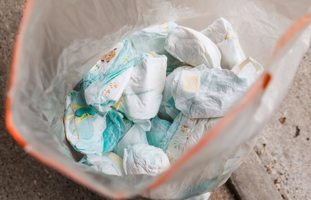 Unknown person steals baby diapers from trash can: Police are looking for ...
